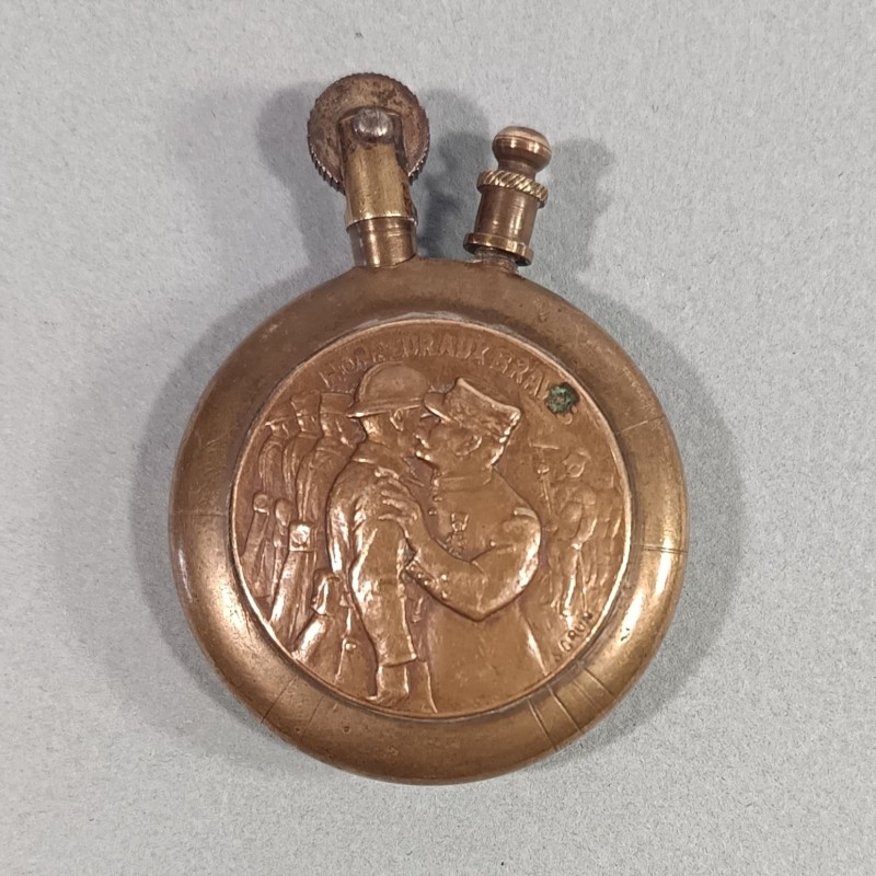 BRIQUET DE POILUS " HONNEUR AUX BRAVES " ET 13 PORTE BONHEUR ARTISANAT DE TRANCHEES SOUVENIR GUERRE 1914 - 1918